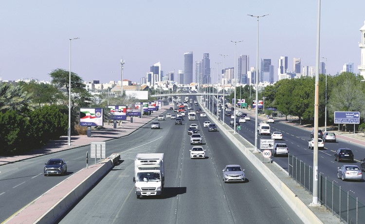 2.6 مليون سيارة ودراجة نارية تجوب شوارع الكويت