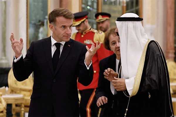 صاحب السمو والرئيس الفرنسي يترأسان جلسة المباحثات الرسمية بين الكويت وفرنس