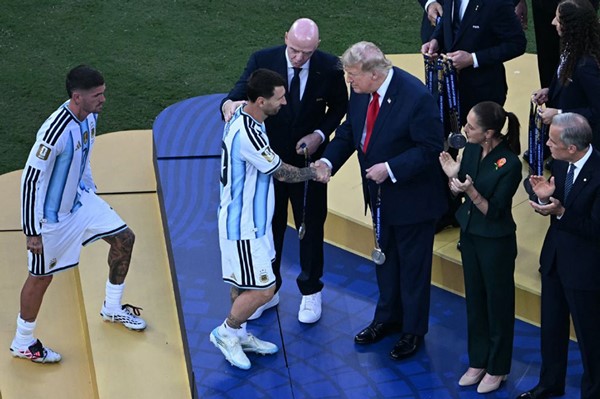 ترامب يسلم كأس العالم للاعبي إسبانيا