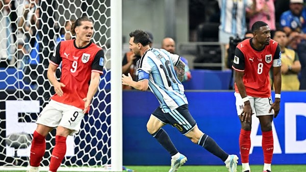 ليونيل ميسي يقود الأرجنتين للفوز على النمسا بهدفين والتأهل لدور الـ 32