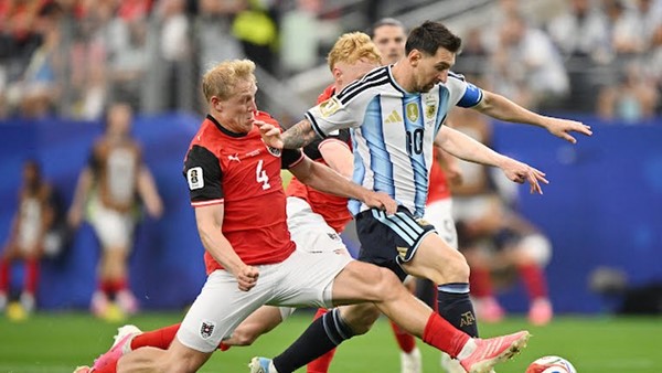 ليونيل ميسي يقود الأرجنتين للفوز على النمسا بهدفين والتأهل لدور الـ 32