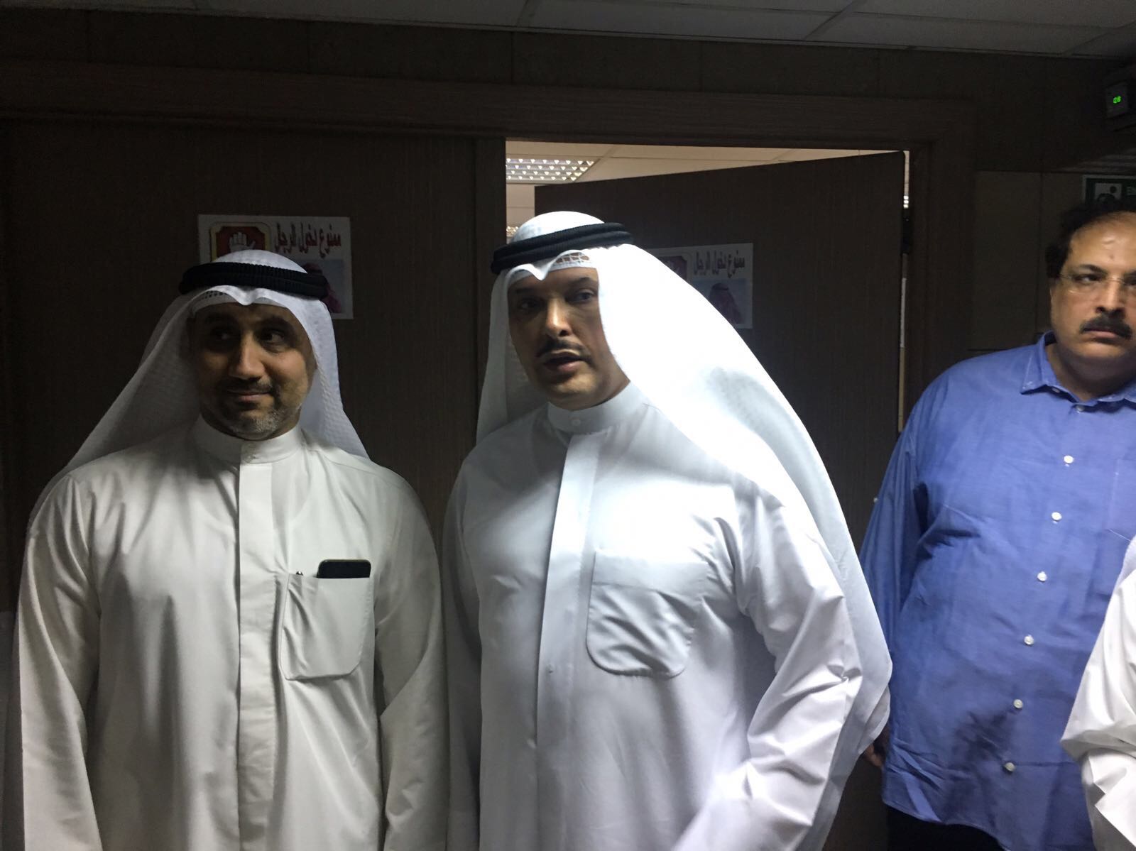 وزير الصحة د.جمال الحربي يرافق مصابي انقلاب الباص في العراق