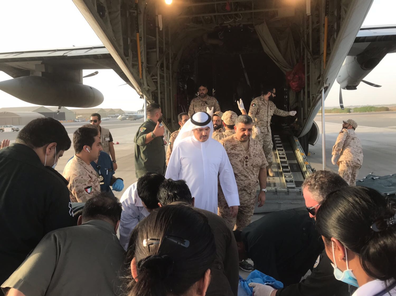 وزير الصحة د.جمال الحربي يرافق مصابي انقلاب الباص في العراق