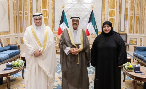 سمو أمير البلاد يستقبل وزير التربية وقياديي الوزارة
