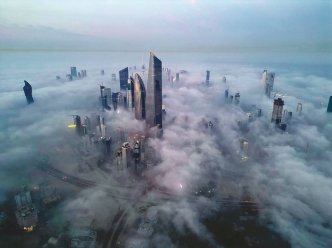 الضباب يلفّ الكويت
