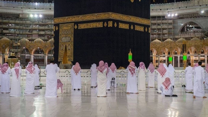 السماح بأداء صلاة التراويح في الحرمين الشريفين وتخفيفها إلى 5 تسليمات