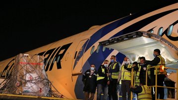 مصر.. وصول شحنة تحتوي على مليونين و315 ألف جرعة من لقاحات كورونا إلى البلاد